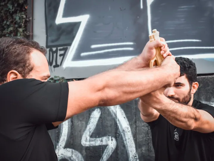 Krav Maga — Defending tegen een frontale wapendreiging