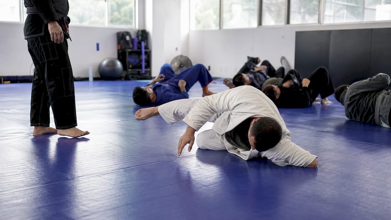 Beginnende BJJ’ers die tijdens de les gestructureerde oefenvormen doornemen