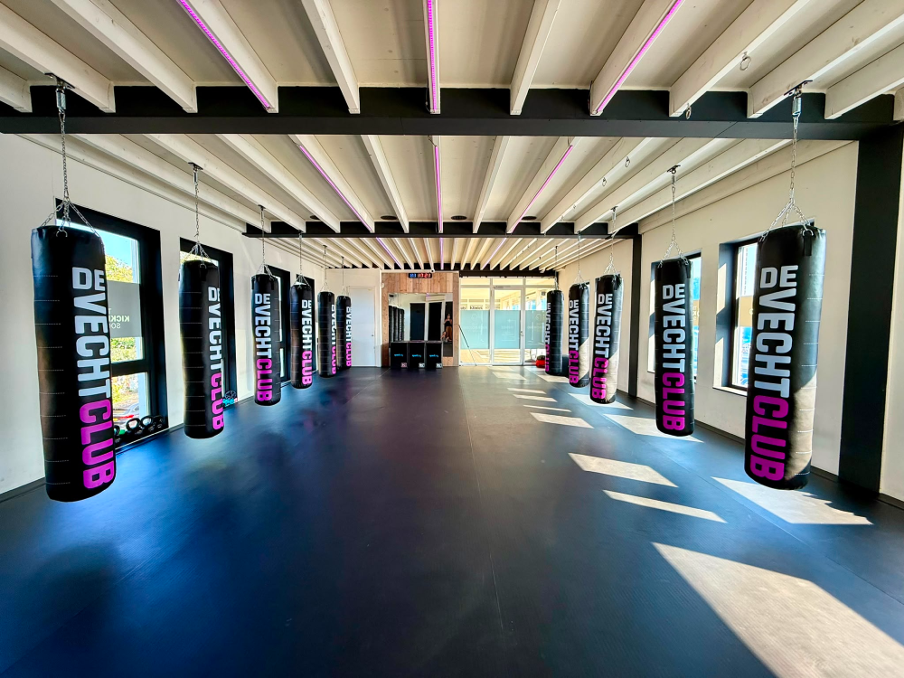 De trainingszaal van De Vechtclub in Weesp, met on